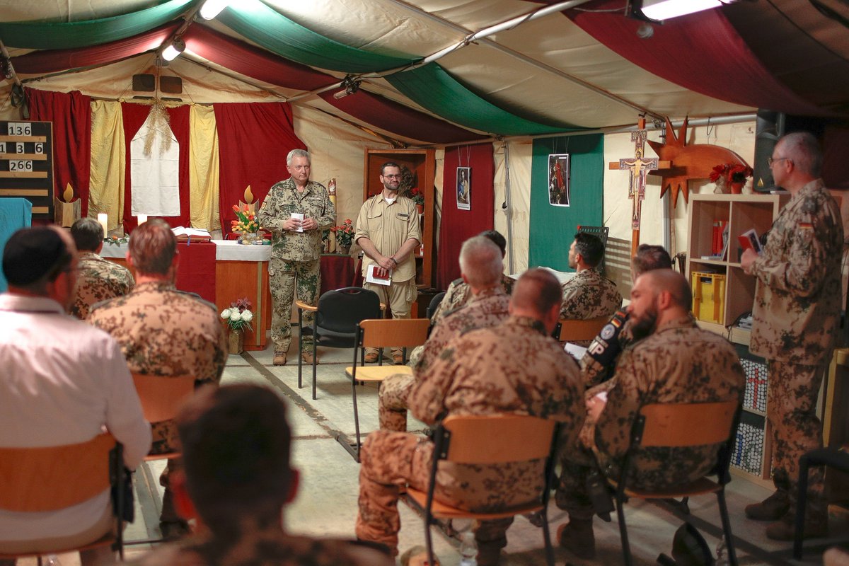 Bw_Einsatz's tweet photo. In der vergangenen Woche besuchte der Militärbundesrabbiner Zsolt Balla die #BundeswehrimEinsatz in Niamey und Gao. Bei seinem Besuch verschaffte er sich einen Überblick über die multinationale Seelsorge vor Ort und sprach mit Soldatinnen und Soldaten der Mission #MINUSMA. https://t.co/rHu9uSpnA8