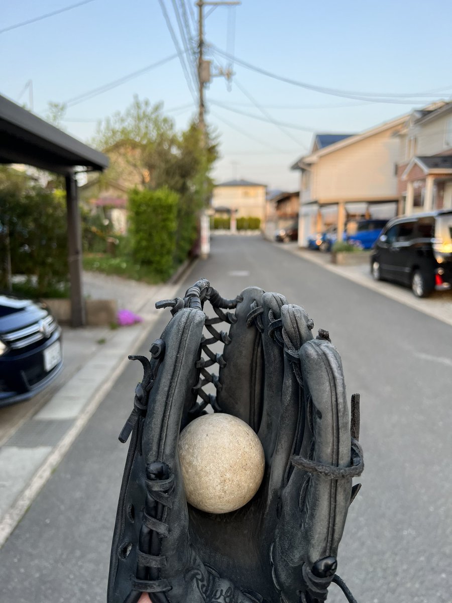 0000_nag's tweet photo. 山形帰省🚄

WBCに影響されて、キャッチボールしたいです⚾️

僕はよく家の前で、近所の友人とバッテリー組んで野球してました(笑)

漫画みたいに、人の家の屋根にボールが飛んだりするなんてことはしょっちゅうありましてねぇ、まあ懐かしいですね〜🙇‍♂️ https://t.co/z6sDhfVMx6