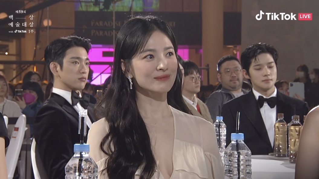 백상 조명 없어도 됨 송혜교 웅니가 다 밝혀줌