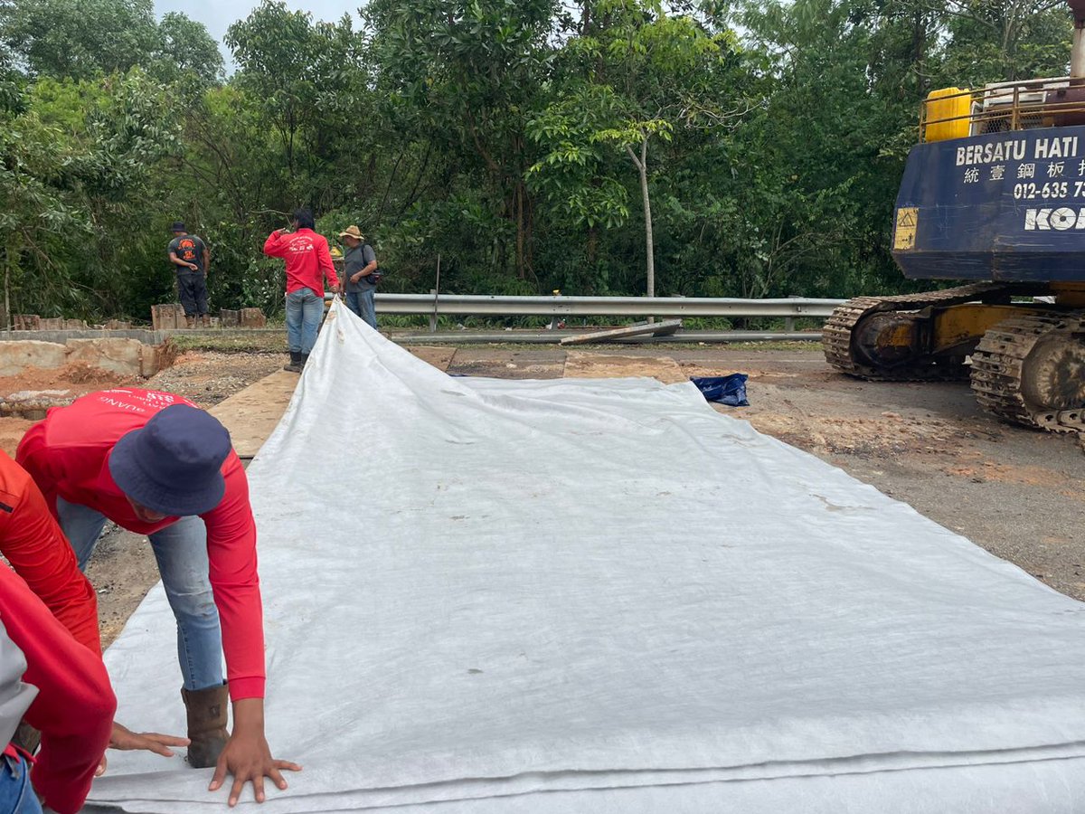 Kerja-kerja pembaikan Jln Tun Hamzah FT 264 akibat paip bocor masih giat dijalankan oleh kontraktor SAMB. Laluan dijangka akan dibuka semula kepada pengguna lewat tengah malam ini.

#jkrmelaka
#MelakaRESPONSIVE