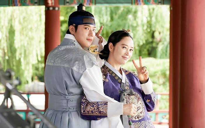 morningshine_id's tweet photo. "Senior Kim Hye-soo, who always warmly embraced the set, I don't think I would be here if it weren't for the seniors" 

"I got that award, senior" ☺🥰 
#MoonSangMin #문상민 #underthequeensumbrella https://t.co/LInWufipw6