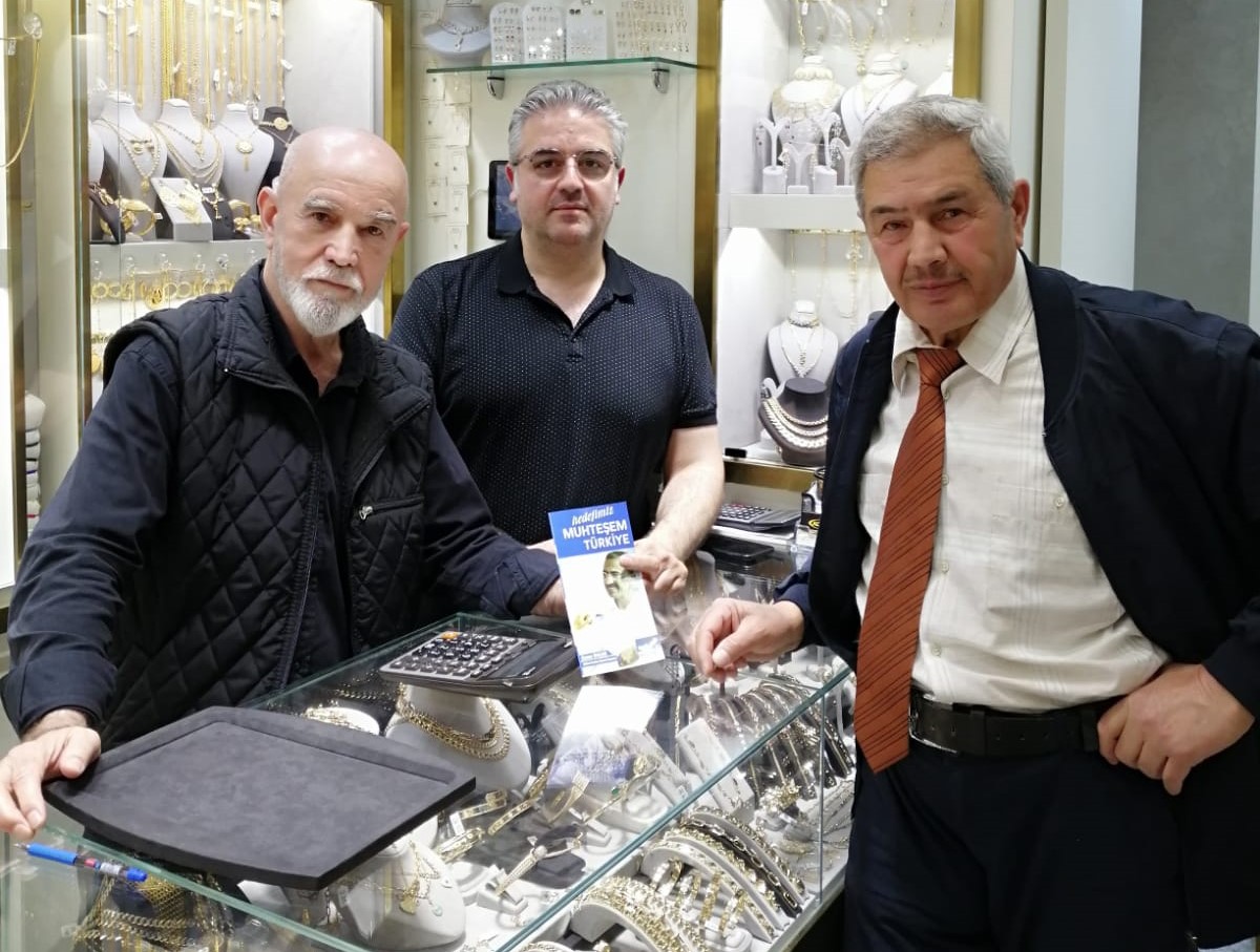 NASUH ALİ ÖZKARA
TEK BAŞINA DEMİR ASA DEMİR ÇARIK

Özkara,
Türk Milleti’nin varlık ve bekâ davasını
Millet Partisi’nin ‘Muhteşem Türkiye’ projesini
İnsanlara anlatıyor.
Millet Partisi’ne oy istiyor!