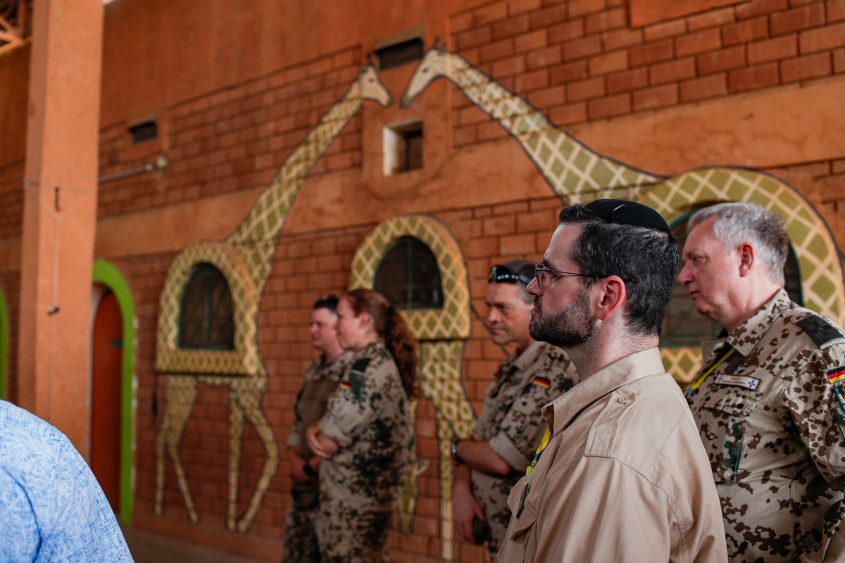 Bw_Einsatz's tweet photo. In der vergangenen Woche besuchte der Militärbundesrabbiner Zsolt Balla die #BundeswehrimEinsatz in Niamey und Gao. Bei seinem Besuch verschaffte er sich einen Überblick über die multinationale Seelsorge vor Ort und sprach mit Soldatinnen und Soldaten der Mission #MINUSMA. https://t.co/rHu9uSpnA8