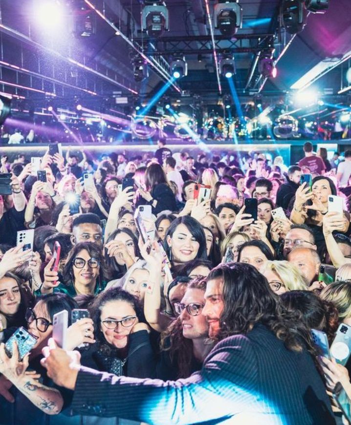 JohnnyD70646683's tweet photo. How it feel to be loved by many❤️❤️💪to all my fans I love you all thank for your support #CanYaman #fanpag #Italy https://t.co/sDf9OqN3BS