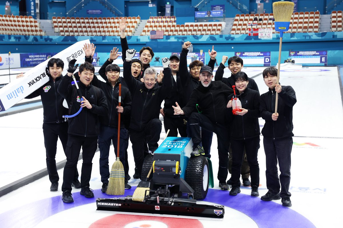 The K-Ice Techs that made the WMDCC 2023 happen ! Good job 👏 #icetech #wcf #gangneung #curling #wmdcc2023. ( picture @wcf/ Stephen Fisher)