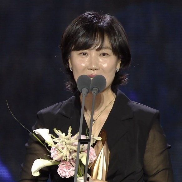 daheeverse's tweet photo. Congratulations Writer Park Haeyoung of #MyLiberationNotes for winning BEST SCREENPLAY AWARD @ #BaeksangArtsAwards2023

#59thBaeksangArtsAwards https://t.co/nGfLZR9qwn