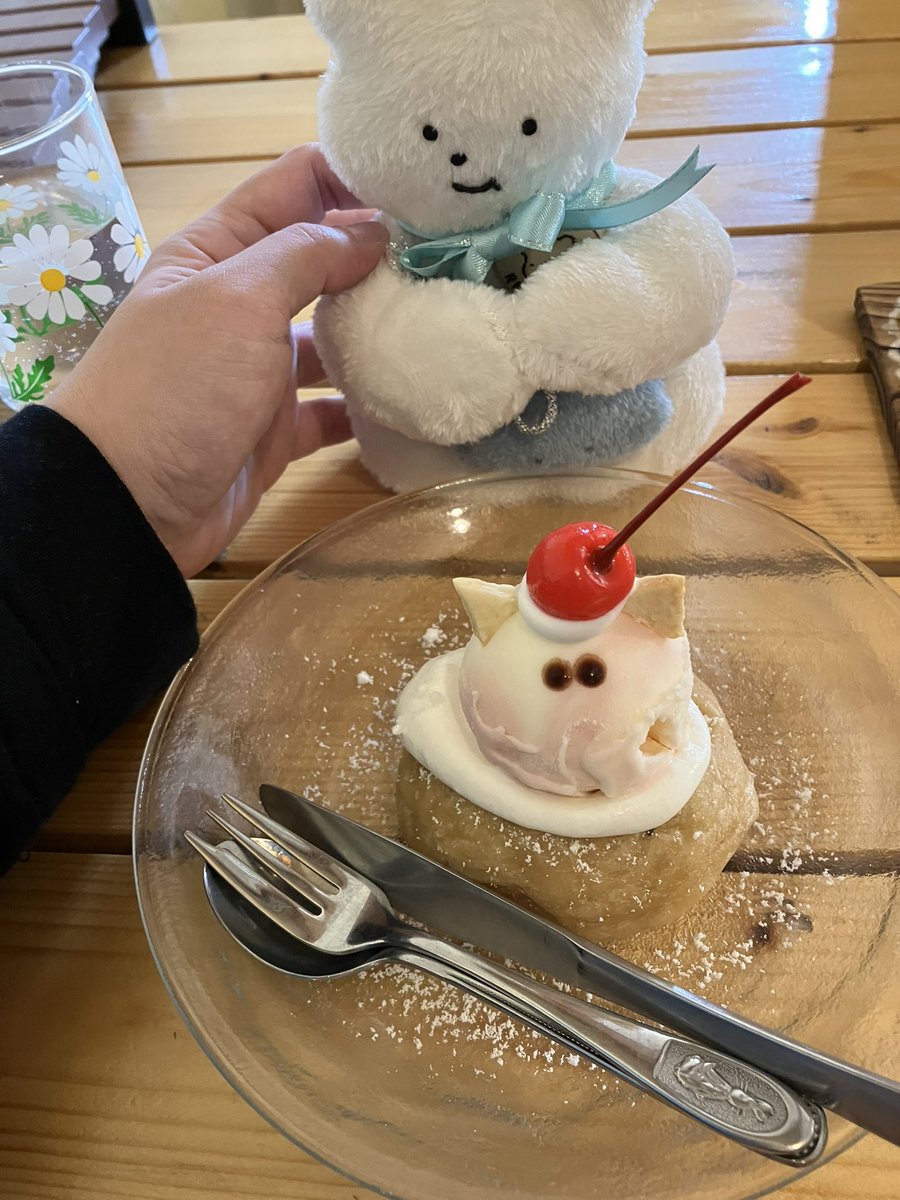 o_n_karin's tweet photo. こんさんの桜アイス乗せドーナツ😊
ドーナツが本当に美味しくて食べ終わった矢先にもう食べたくなるのですよ😆

ポロスさん🐻‍❄️、あみゅちゃん📿を抱っこしてドーナツに釘付け😂

#喫茶こん
#ぬい撮り
#穏やかなコーヒー豆
#ぺってされたガム
#お守り
#repolar https://t.co/VDI2LBWP2W