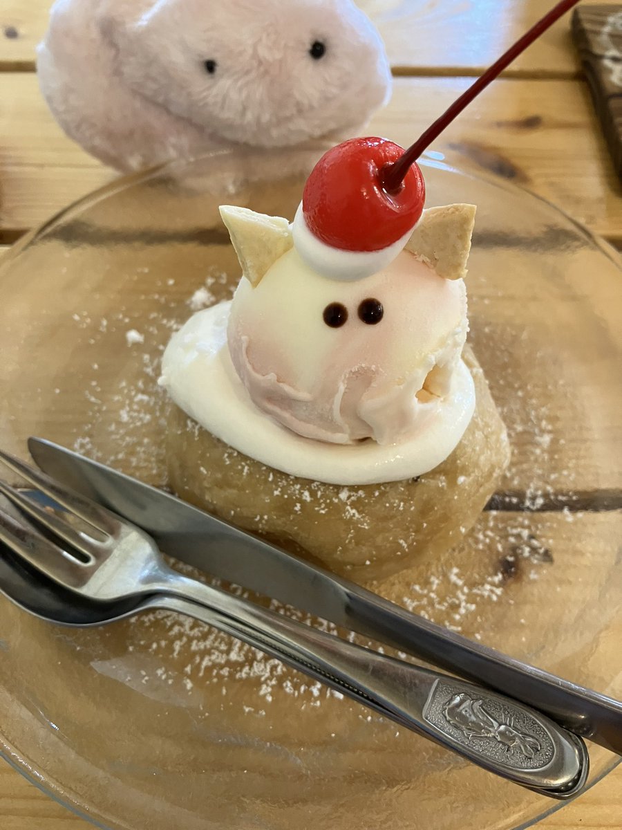 o_n_karin's tweet photo. こんさんの桜アイス乗せドーナツ😊
ドーナツが本当に美味しくて食べ終わった矢先にもう食べたくなるのですよ😆

ポロスさん🐻‍❄️、あみゅちゃん📿を抱っこしてドーナツに釘付け😂

#喫茶こん
#ぬい撮り
#穏やかなコーヒー豆
#ぺってされたガム
#お守り
#repolar https://t.co/VDI2LBWP2W