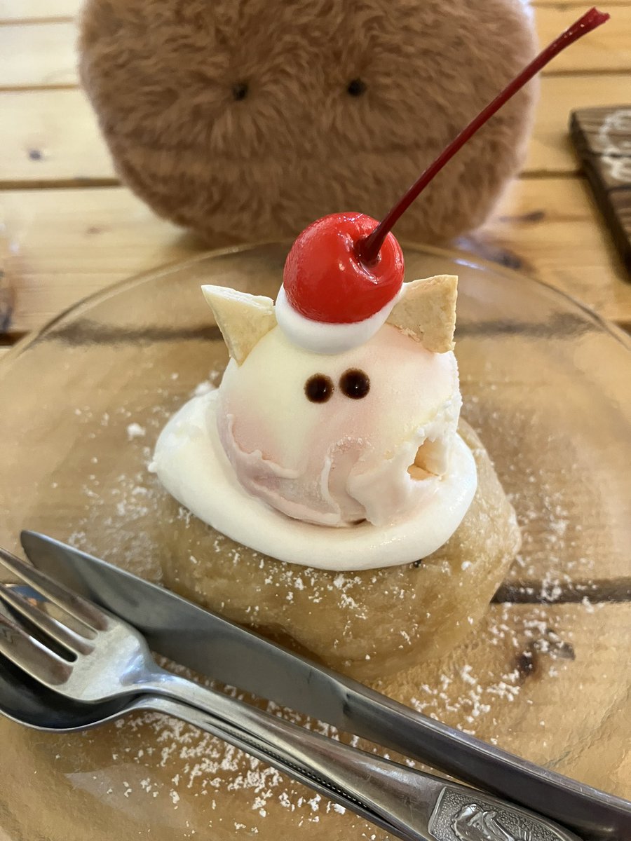 o_n_karin's tweet photo. こんさんの桜アイス乗せドーナツ😊
ドーナツが本当に美味しくて食べ終わった矢先にもう食べたくなるのですよ😆

ポロスさん🐻‍❄️、あみゅちゃん📿を抱っこしてドーナツに釘付け😂

#喫茶こん
#ぬい撮り
#穏やかなコーヒー豆
#ぺってされたガム
#お守り
#repolar https://t.co/VDI2LBWP2W