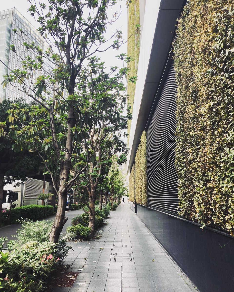 海の匂いがした
港区の海岸付近
春の風と共に微かに潮の香り
その匂いに何方かの生活を感じる

空は果てなく広がるのに対し
海には果てがあるのがエモい

今日はお酒が飲みたい
海について誰かと話したい

しかし、、ながら、、
ドラゴンズの試合も気になる