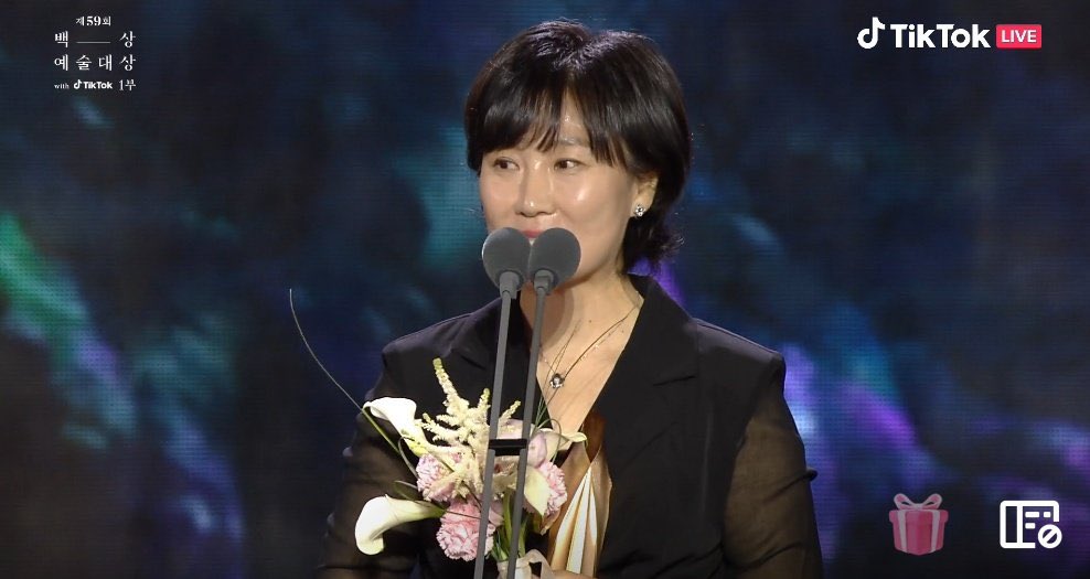 kdrama_menfess's tweet photo. •KDM• Park Haeyoung won best screenplay on 59th Baeksang Arts Awards. Reminding us how amazing she worte the dialogue lines on My Liberation Notes https://t.co/PBavSkC1Nj