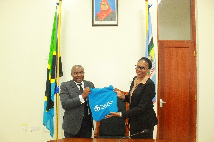PatriceTalla's tweet photo. I met with Hon. Mary Ngelela Maganga, PS of 🇹🇿Vice President’s Office. We had the opportunity to explore integrated @FoodSystems transformation; climate financing; & agreed on the importance of multi-sectoral approach to reach the #4Bs
#BlueEconomy
#Environment
#GreenEnergy https://t.co/nQWrfSSvWc