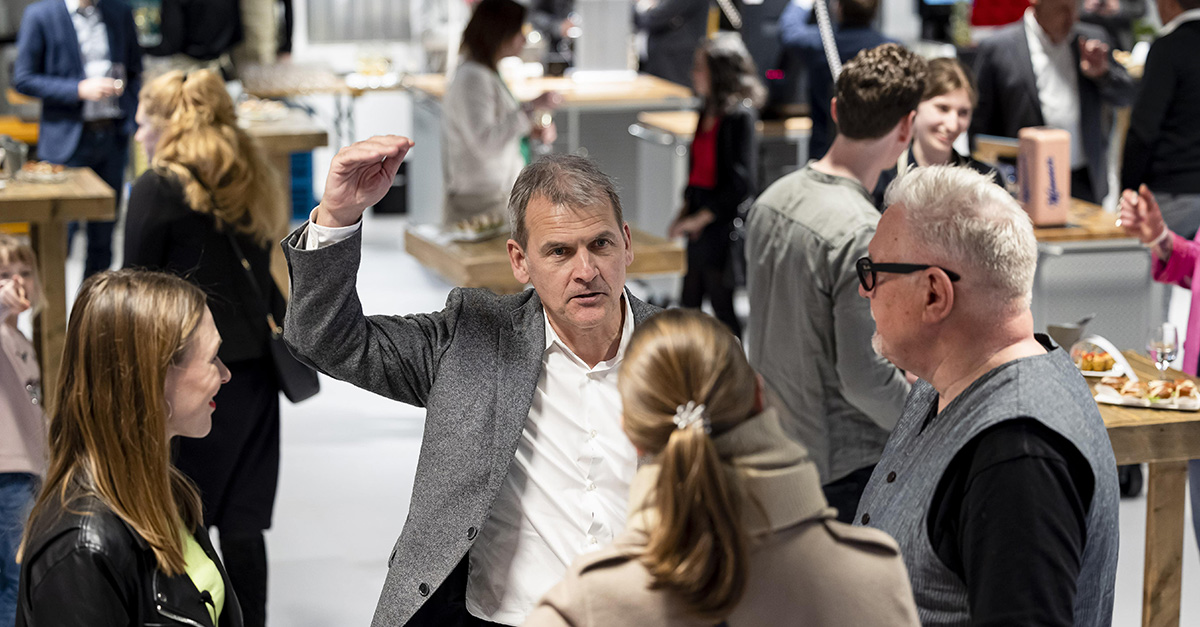 Die Eröffnung unserer #RetailGarage! 🎉🍾💃 Vielen Dank an <a href="/handelsverband/">Handelsverband HDE</a> &amp; <a href="/ehi_org/">EHI-PR-Team</a> sowie @BMWK, <a href="/DLR_de/">DLR_de</a>, @MittelstandDigi &amp; unsere Händler:innen für den erfolgreichen Auftakt! 🙌 #Digitalisierung #Handel #Handelstechnologien
Informationen zur Eröffnung: digitalzentrumhandel.de/die-zukunft-de…