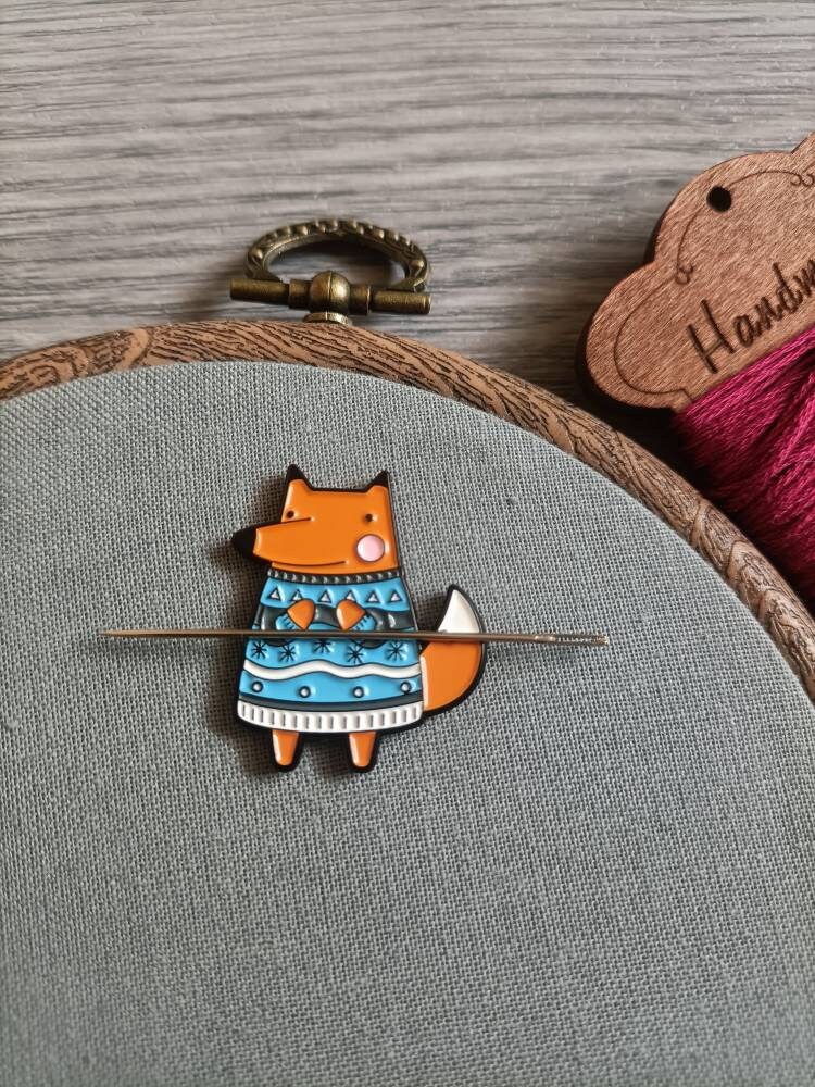 botanical_craft's tweet photo. Winter fox Needle minder , Needle Keeper, needle magnet, magnetic, needle work supplies for embroidery and cross stitch https://t.co/r2m3aSh5iR #embroidery #yes #orange #blue #needleminder #crossstitch #stitchaccessories #needlekeeper #needlenanny https://t.co/zLw3KHUzhJ