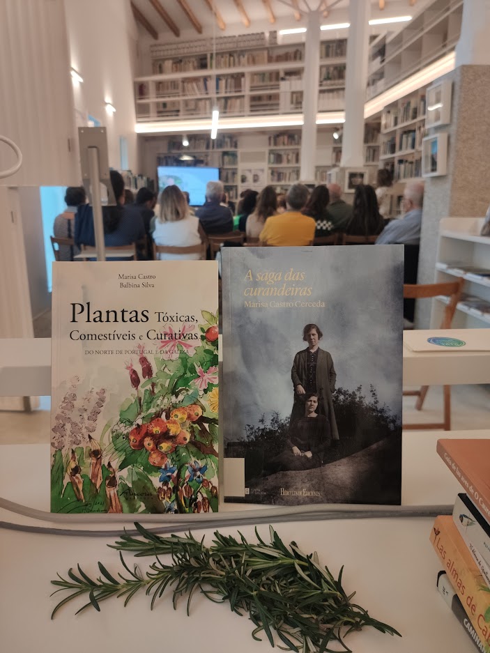 ceidagalicia's tweet photo. 'O que antes críamos que era mitoloxía, hoxe explícao a ciencia, e o que hoxe para nós parece ciencia, mañá pode ser mitoloxía'. Entre libros e olor a romeu, recibimos na nosa biblioteca verde a #MarisaCastro e #ElviraSahuquillo, na presentación de 'A saga das curandeiras'📗🌿 https://t.co/gVdzotbIj3