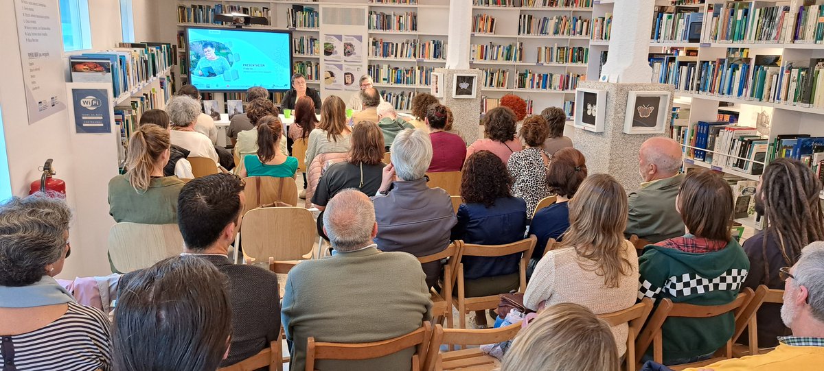 ceidagalicia's tweet photo. 'O que antes críamos que era mitoloxía, hoxe explícao a ciencia, e o que hoxe para nós parece ciencia, mañá pode ser mitoloxía'. Entre libros e olor a romeu, recibimos na nosa biblioteca verde a #MarisaCastro e #ElviraSahuquillo, na presentación de 'A saga das curandeiras'📗🌿 https://t.co/gVdzotbIj3