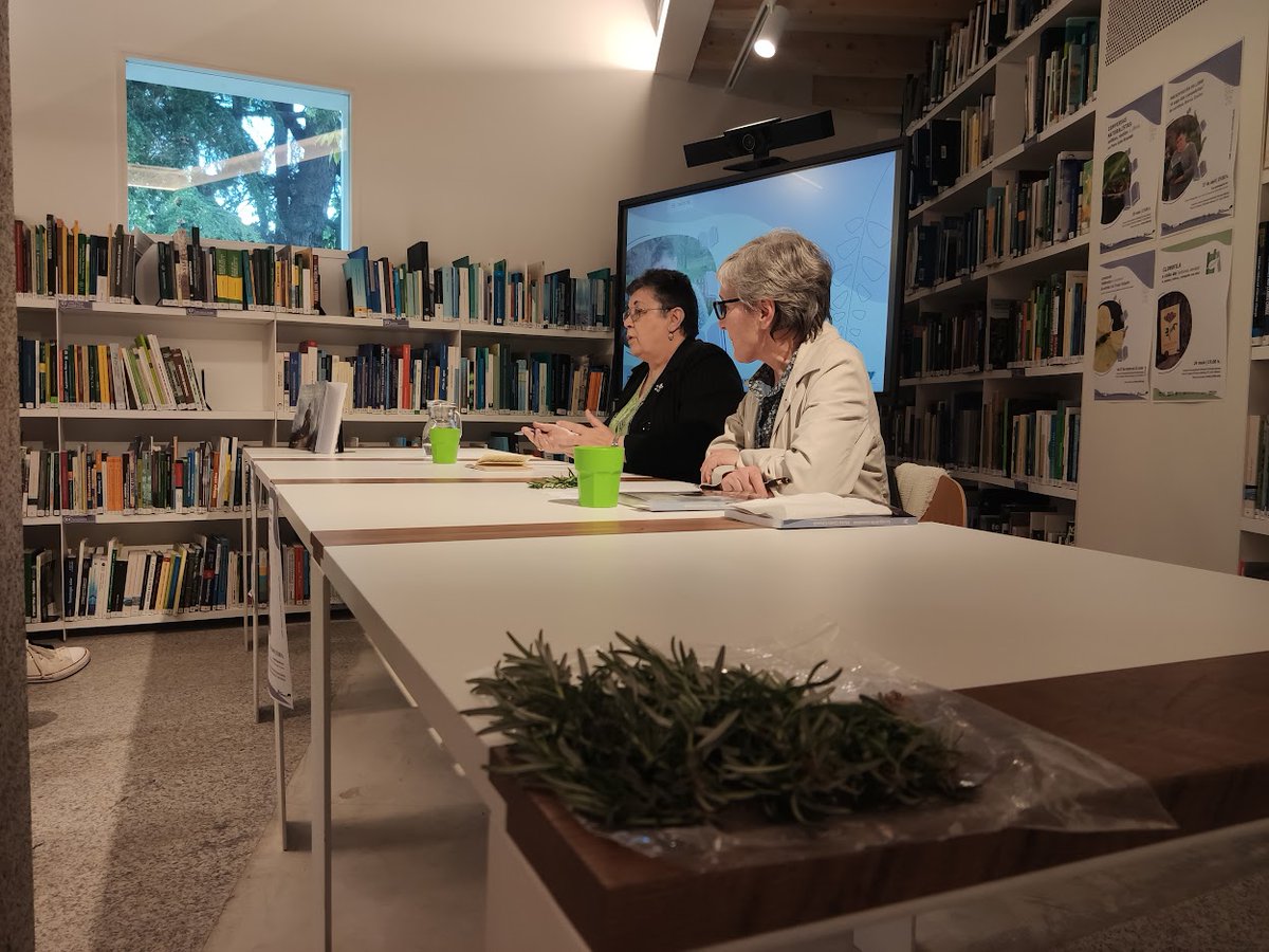 ceidagalicia's tweet photo. 'O que antes críamos que era mitoloxía, hoxe explícao a ciencia, e o que hoxe para nós parece ciencia, mañá pode ser mitoloxía'. Entre libros e olor a romeu, recibimos na nosa biblioteca verde a #MarisaCastro e #ElviraSahuquillo, na presentación de 'A saga das curandeiras'📗🌿 https://t.co/gVdzotbIj3