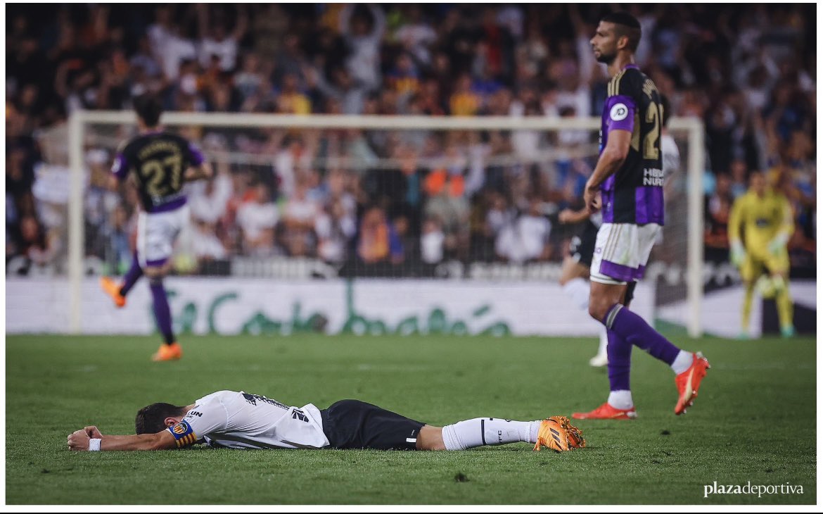 batanet's tweet photo. QUE SUFRIMIENTO

Solo tu sabes lo que sientes por tu Valencia. Nunca un mal gesto, ni una mala palabra hacia la aficion y tu escudo.

Nunca seras protagonista fuera del campo, porque eso no va contigo. 
Un lider de puertas para adentro. En las buenas y en las malas! 
@jose_gaya https://t.co/bfI2eJ4AEt
