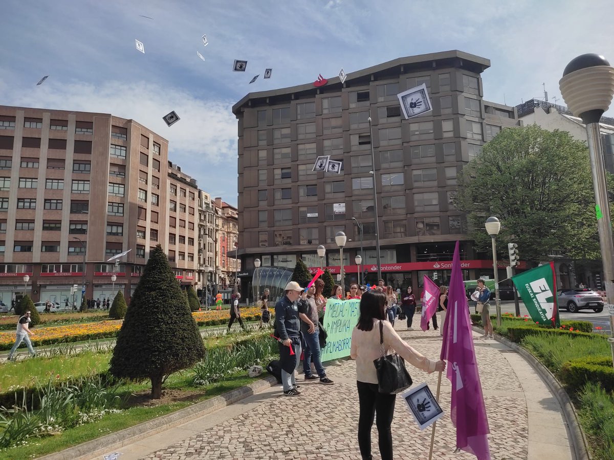 Implikaborrokan's tweet photo. 4️⃣4️⃣ días en #huelga para denunciar que la empresa @Implika_Formac ión ahora llamada OBICEX ha despedido a 8️⃣7️⃣ personas en su sede de Bilbao.
Esta semana están ejecutando los #despidos en el resto de sedes.
#Implikaborrokan
#150despidos https://t.co/Dlafc5RC64