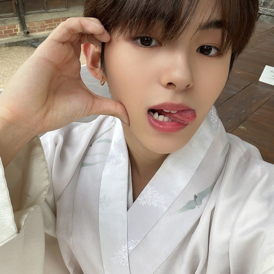lockyouth's tweet photo. 첫 한복 😎 https://t.co/G4YHEtA4dq