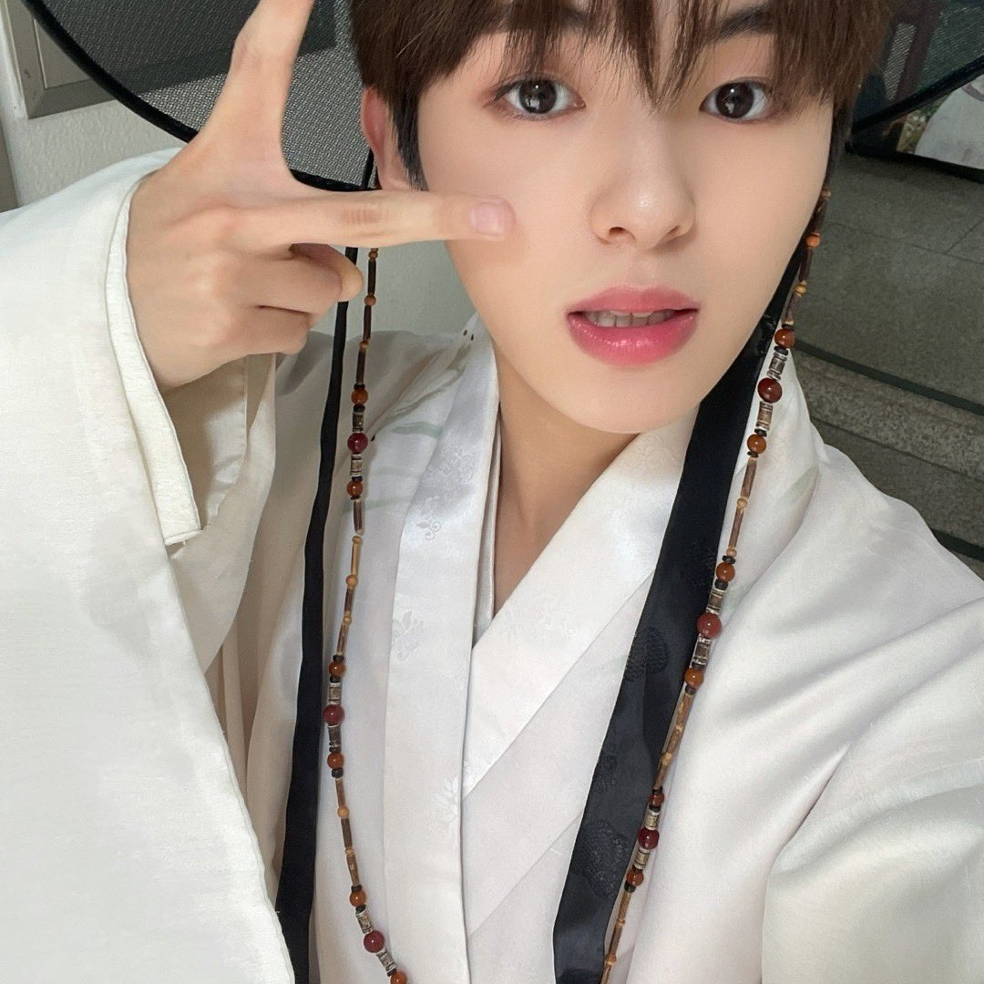 lockyouth's tweet photo. 첫 한복 😎 https://t.co/G4YHEtA4dq