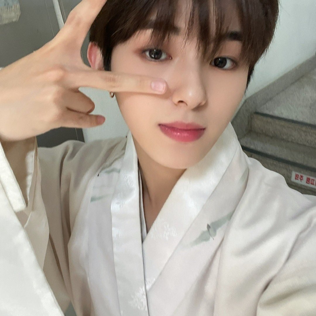 lockyouth's tweet photo. 첫 한복 😎 https://t.co/G4YHEtA4dq