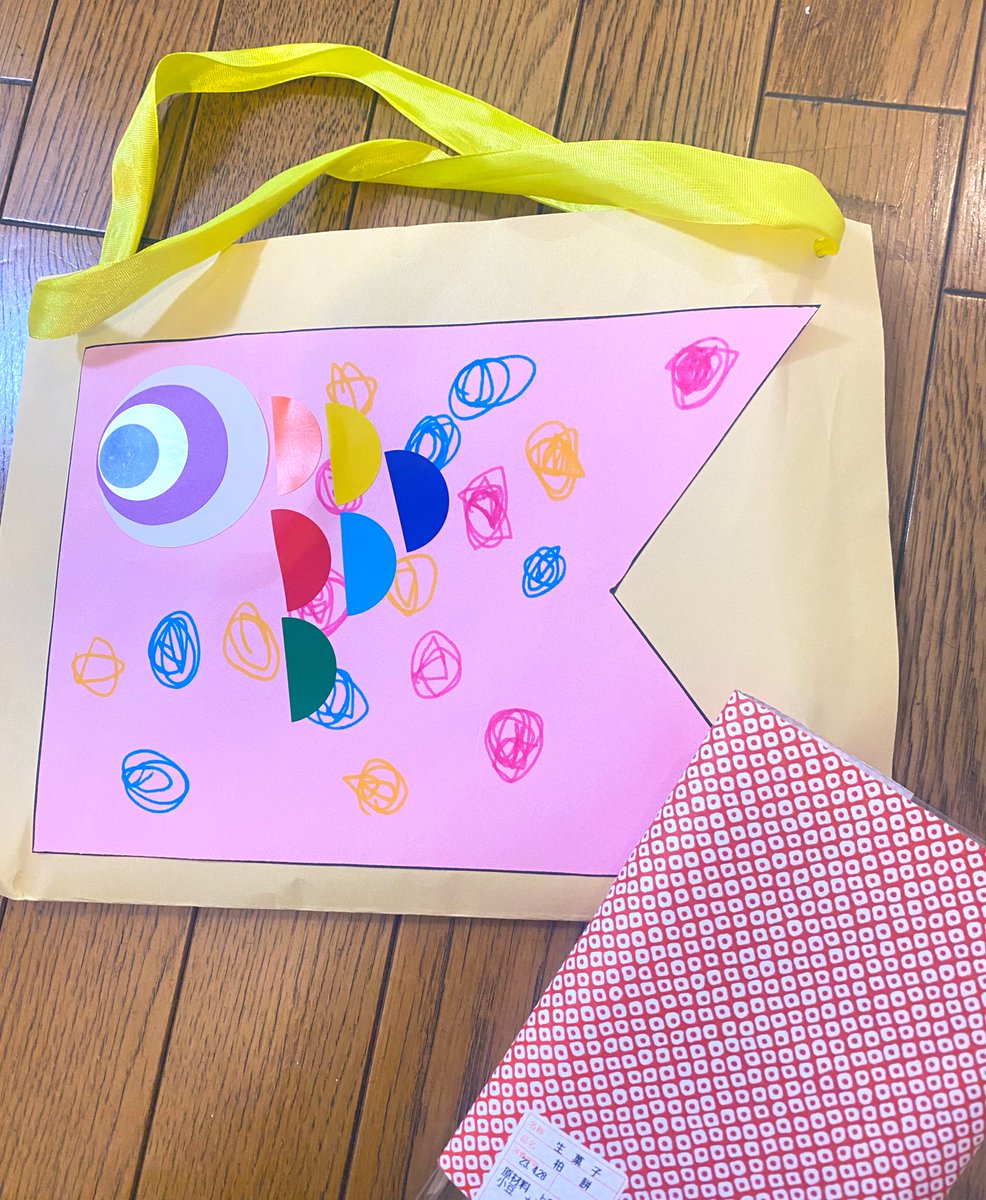 soronso3's tweet photo. 幼稚園の初めての制作🎏❤️
目のシール綺麗に貼れててすごい👏

もう柏餅ももらってきたわ〜！早い！笑 https://t.co/NFsH268bG3