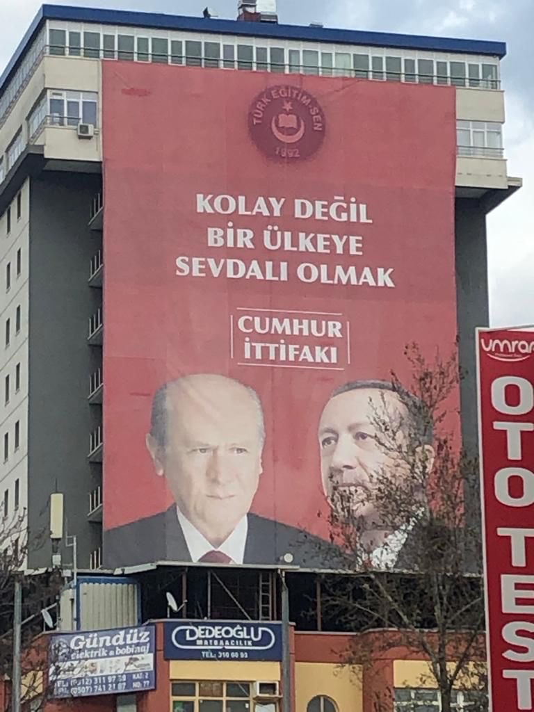 ismailsaymaz's tweet photo. Her görüşten öğretmen ve eğitim emekçisinin üye olduğu Türk Eğitim Sen, Ankara’daki öğrenci yurduna Cumhur İttifakı’nın propaganda afişini astı. https://t.co/sakTtCFEhi