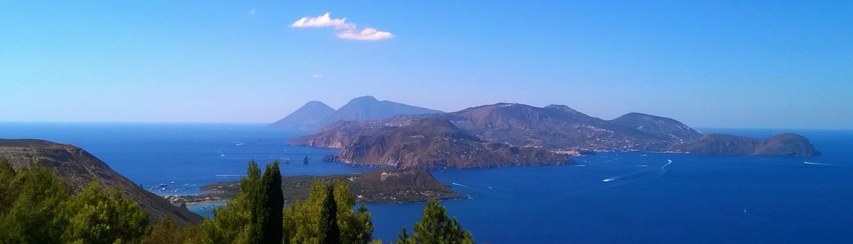 NosyVentrix's tweet photo. I peggiori nemici che si possano incontrare sono i ladri di libertà.
(Isola di Vulcano, Vista da Capo Grillo 📷)
#isoladivulcano #sicilia #italia #mediterraneo #blu #landscapephotography https://t.co/c08TWjG0MU