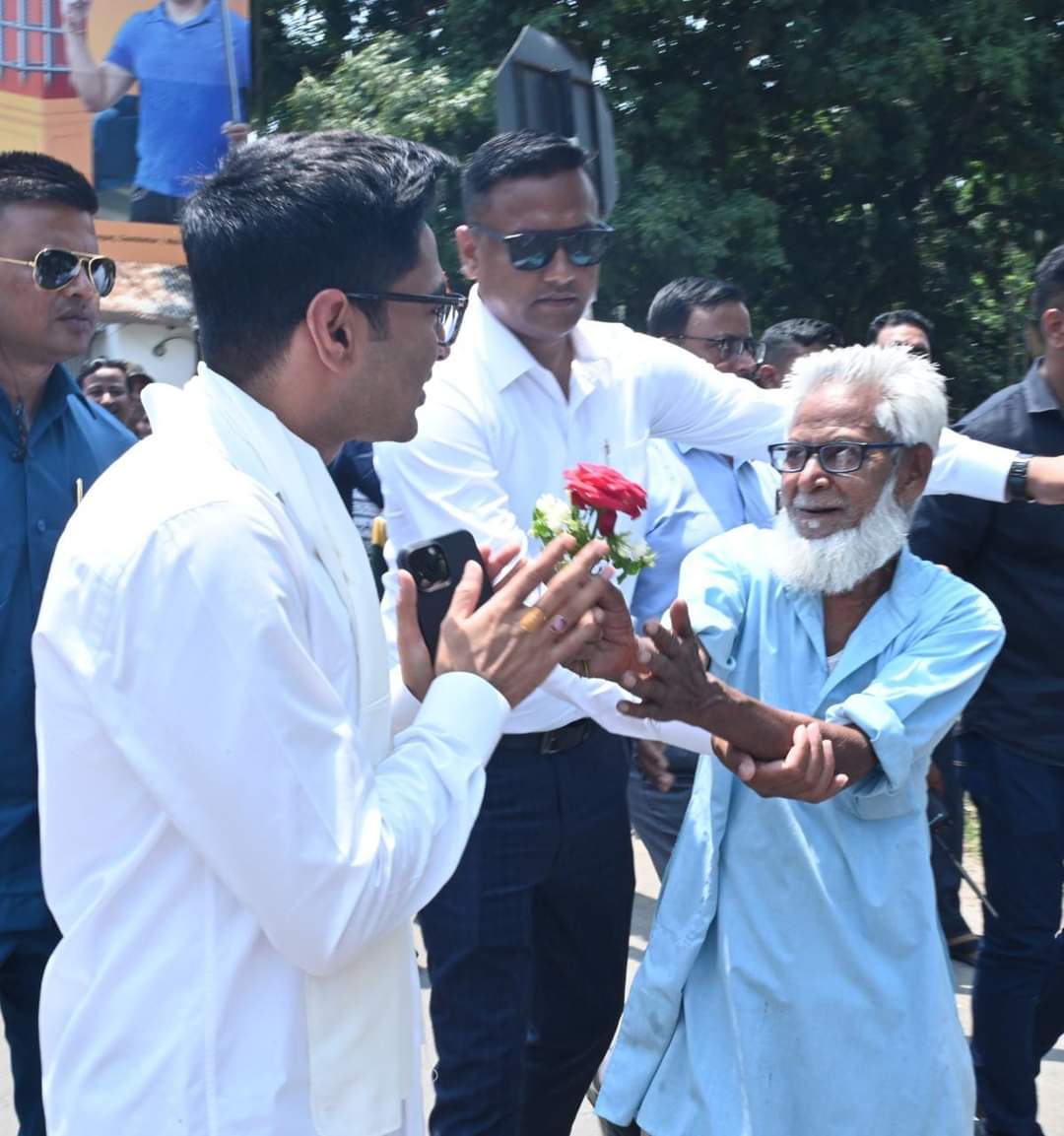 Supradi29788707's tweet image. ছুটেই চলেছো তুমি মানুষের টানে 
ফিরে দেখোনি নিজেকে,
স্বপ্ন দেখো আলোর দু&apos;চোখে, তাই
স্বস্তির নিঃশ্বাস ফেলি তোমায় দেখে......
#abhishekaitc দাদা জিন্দাবাদ 💚
💞💞💞💞❤️❤️❤️❤️
@abhishekaitc