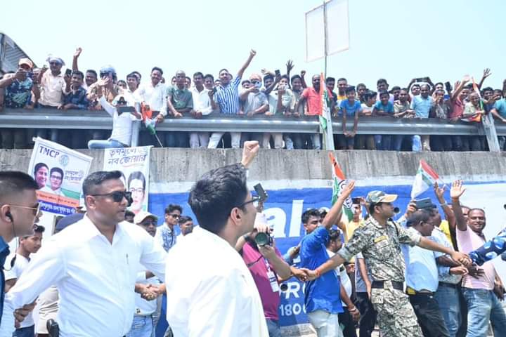 Supradi29788707's tweet image. ছুটেই চলেছো তুমি মানুষের টানে 
ফিরে দেখোনি নিজেকে,
স্বপ্ন দেখো আলোর দু&apos;চোখে, তাই
স্বস্তির নিঃশ্বাস ফেলি তোমায় দেখে......
#abhishekaitc দাদা জিন্দাবাদ 💚
💞💞💞💞❤️❤️❤️❤️
@abhishekaitc