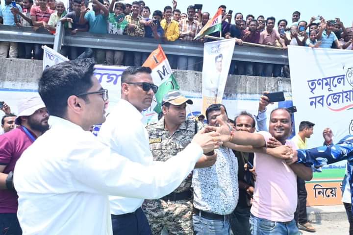 Supradi29788707's tweet image. ছুটেই চলেছো তুমি মানুষের টানে 
ফিরে দেখোনি নিজেকে,
স্বপ্ন দেখো আলোর দু&apos;চোখে, তাই
স্বস্তির নিঃশ্বাস ফেলি তোমায় দেখে......
#abhishekaitc দাদা জিন্দাবাদ 💚
💞💞💞💞❤️❤️❤️❤️
@abhishekaitc