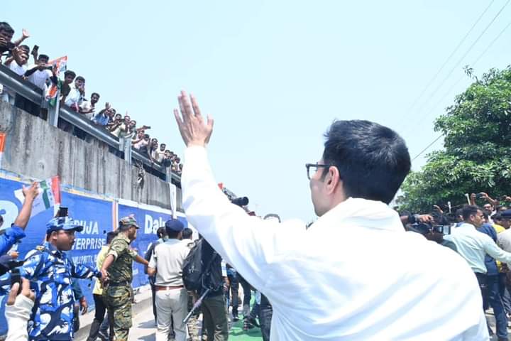 Supradi29788707's tweet image. ছুটেই চলেছো তুমি মানুষের টানে 
ফিরে দেখোনি নিজেকে,
স্বপ্ন দেখো আলোর দু&apos;চোখে, তাই
স্বস্তির নিঃশ্বাস ফেলি তোমায় দেখে......
#abhishekaitc দাদা জিন্দাবাদ 💚
💞💞💞💞❤️❤️❤️❤️
@abhishekaitc