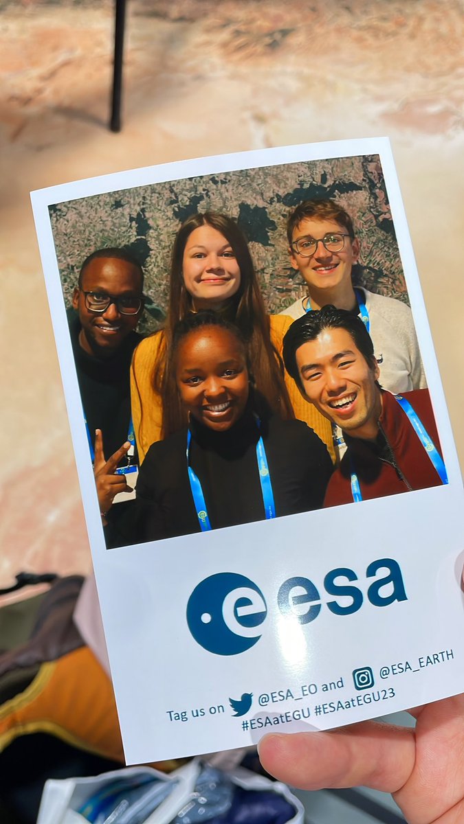 A lovely photo print booth @ESA_EO! 😁 #ESAatEGU #EGU23