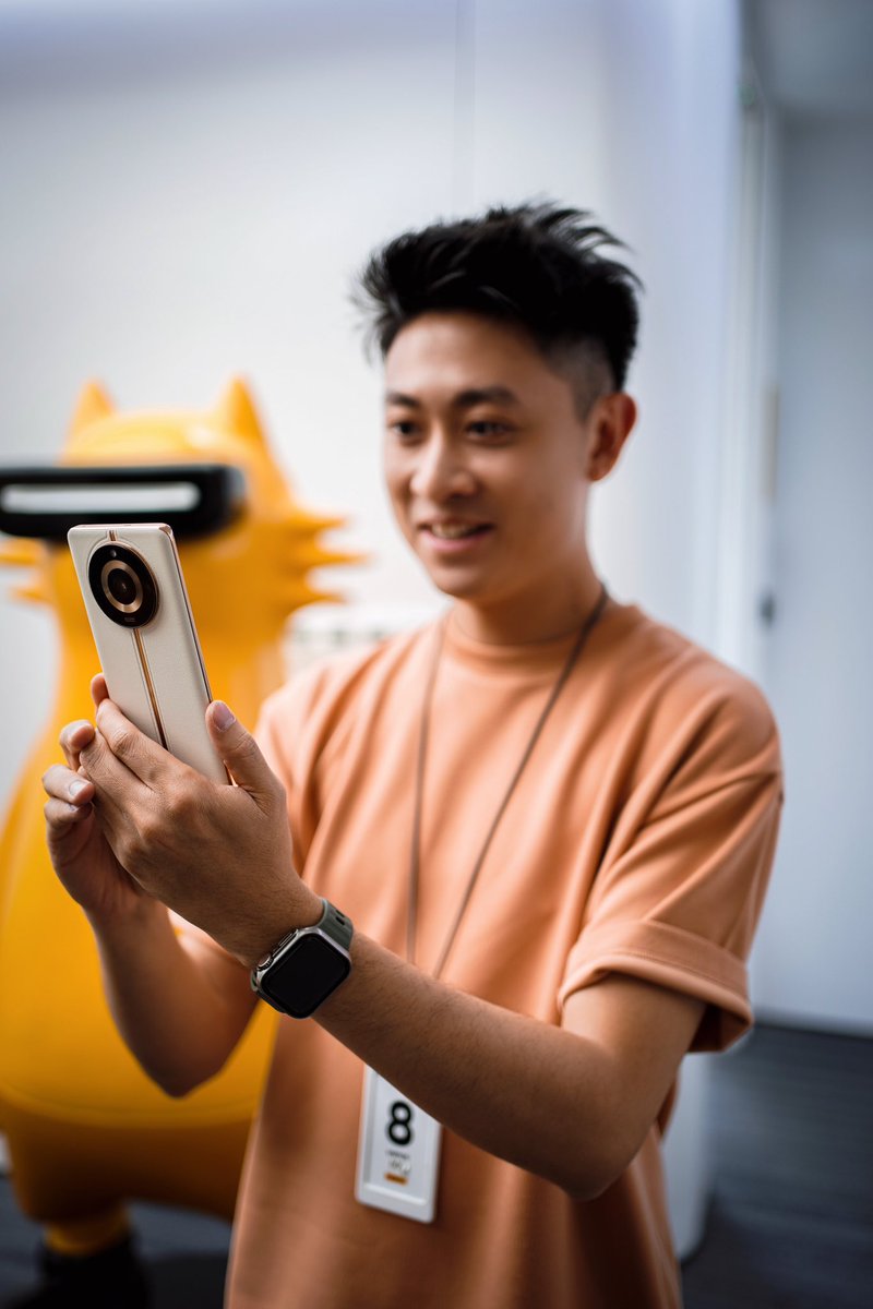 Managed to get a quick hands on with the #realme11proplus ! Quick note - the back leather design is actually created by one of the GUCCI designers 😉 Stay tuned for more info! 
PS: Thank you #realmemalaysia for the opportunity!