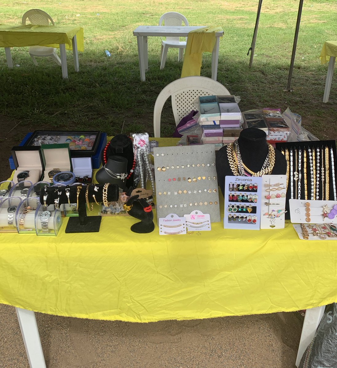 ademisoye_to's tweet photo. If you’ve always wanted to patronize me and you’ve not had the opportunity, oya ooooo

I’m live at Akintola car park for the Yellow card Tradefair. If you are on campus, show your face😊❤️

#OAUTwitter https://t.co/6LKU5qlF6X