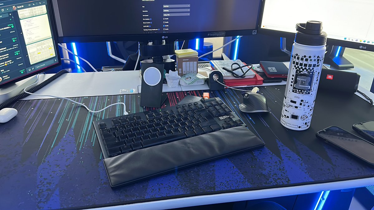 shahenjit's tweet photo. Representing @LinusTech at the office! https://t.co/t7xNQXakqe
