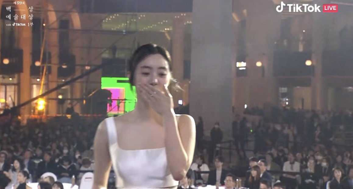 nUKiOz's tweet image. สมทบ ญ ประเภท Movie

#พัคเซวาน 6/45

ชนะสายแข็งมานะเนี่ย เก่งมาก

#59thBaeksangArtsAwards