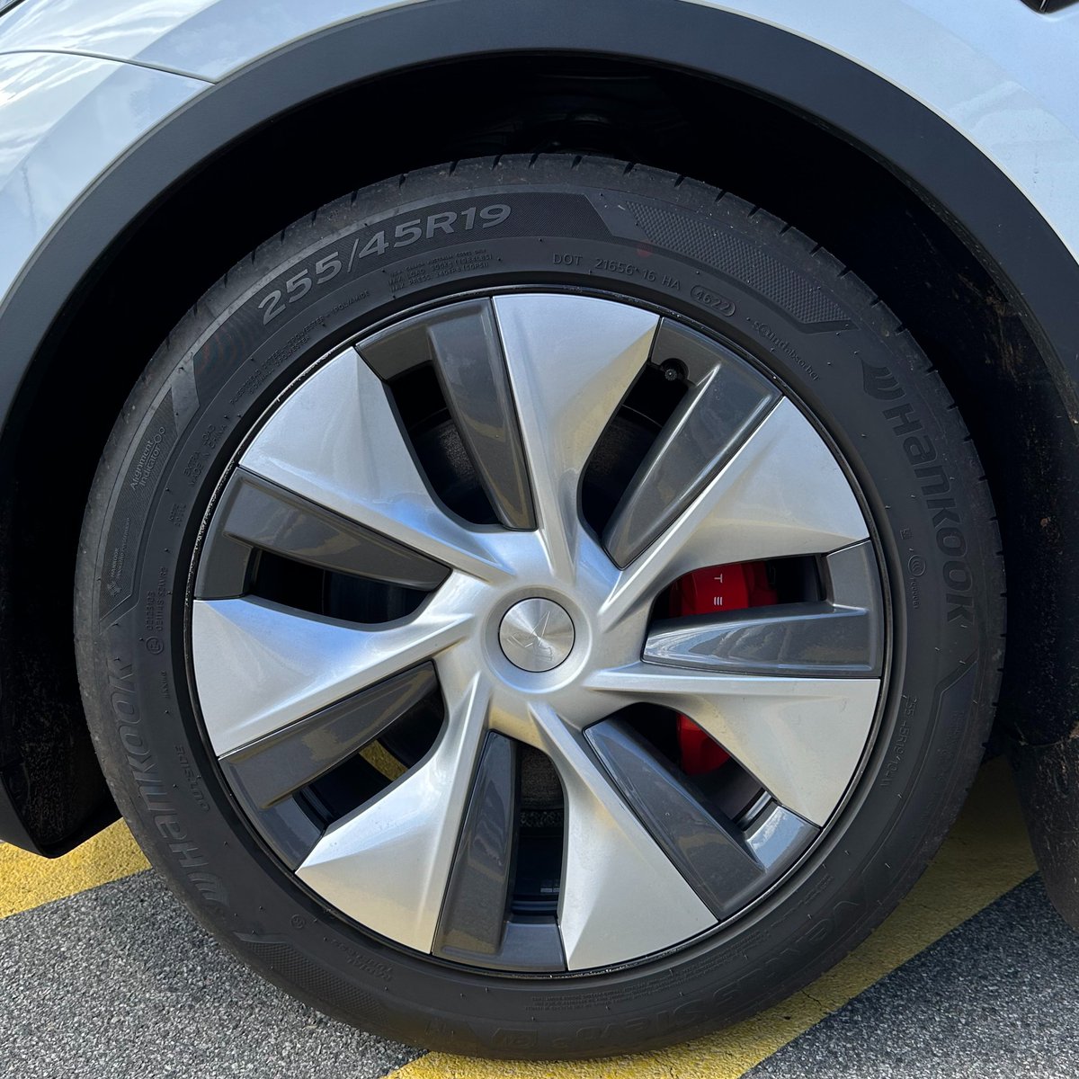 tesla_wa's tweet photo. A tale of two motors.
A @Tesla #ModelY Performance and Model Y Standard Range, both with 19" Gemini wheels simultaneously driven 272km round trip from #Byford to #Williams to #Byford #WesternAustralia
Energy consumption:
Performance Y 157Wh/km
Standard Y 158Wh/km
≈ equal economy https://t.co/iLeswBkJvL