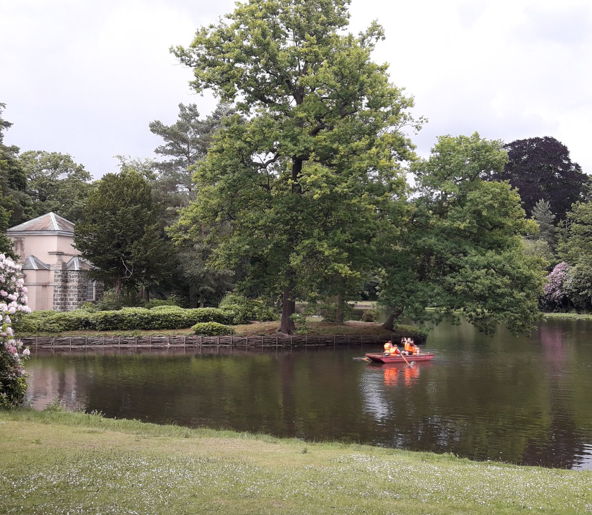 Happy Friyay! We hope you're looking forward to the bank holiday weekend. If you're visiting Claremont this weekend, don't forget you can also enjoy the gardens from the lake with our row boats. Just ask at the kiosk.  📷Ellie Nicklin  #BankHolidayWeekend