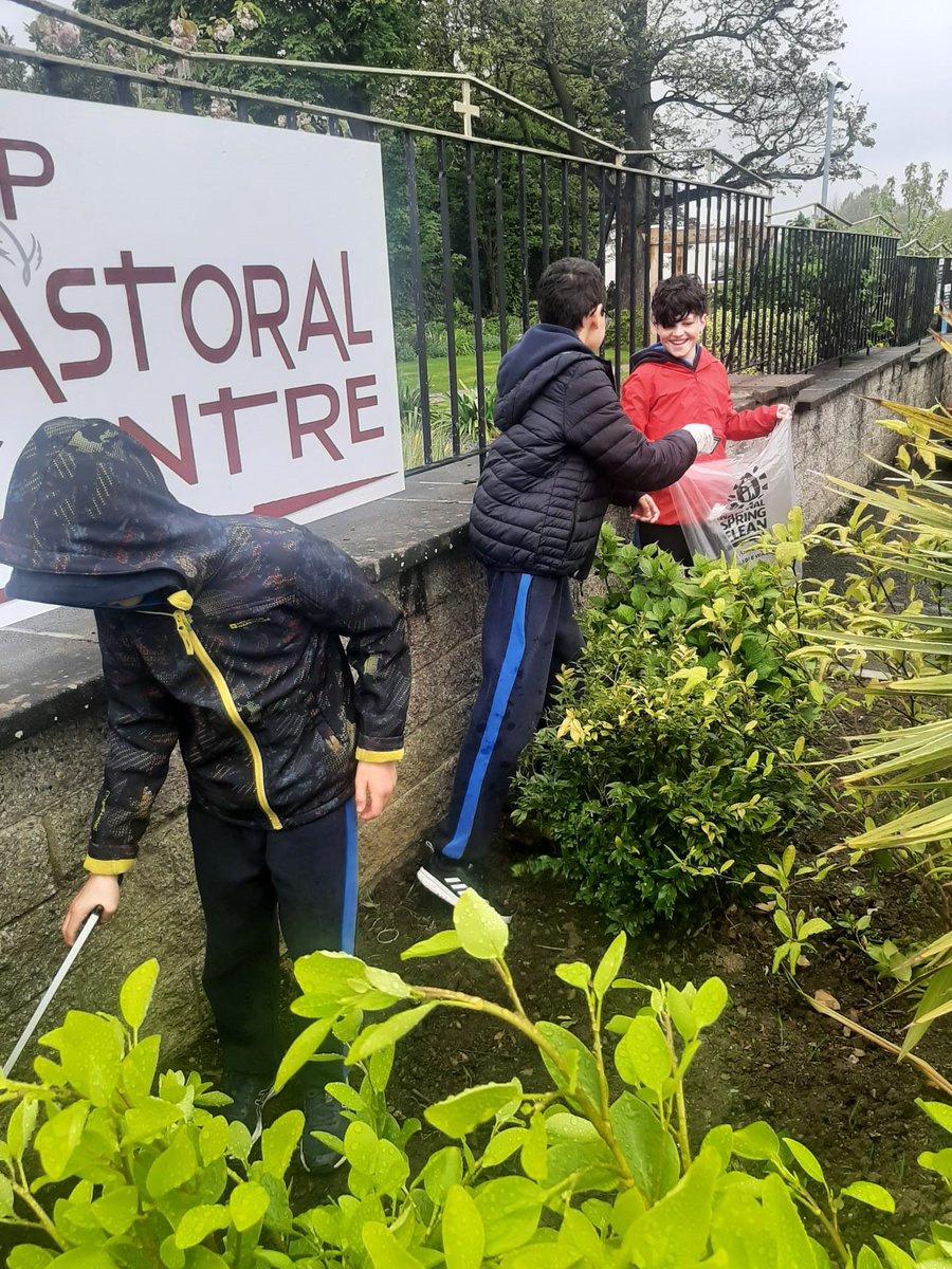 The whole school got involved in cleaning up our neighbourhood today for #TheNationalSpringClean. We picked up litter from Newtownpark Ave, the Rockies, Marian Park &amp; Castlebyrne. Great job all 👏 #SpringClean23