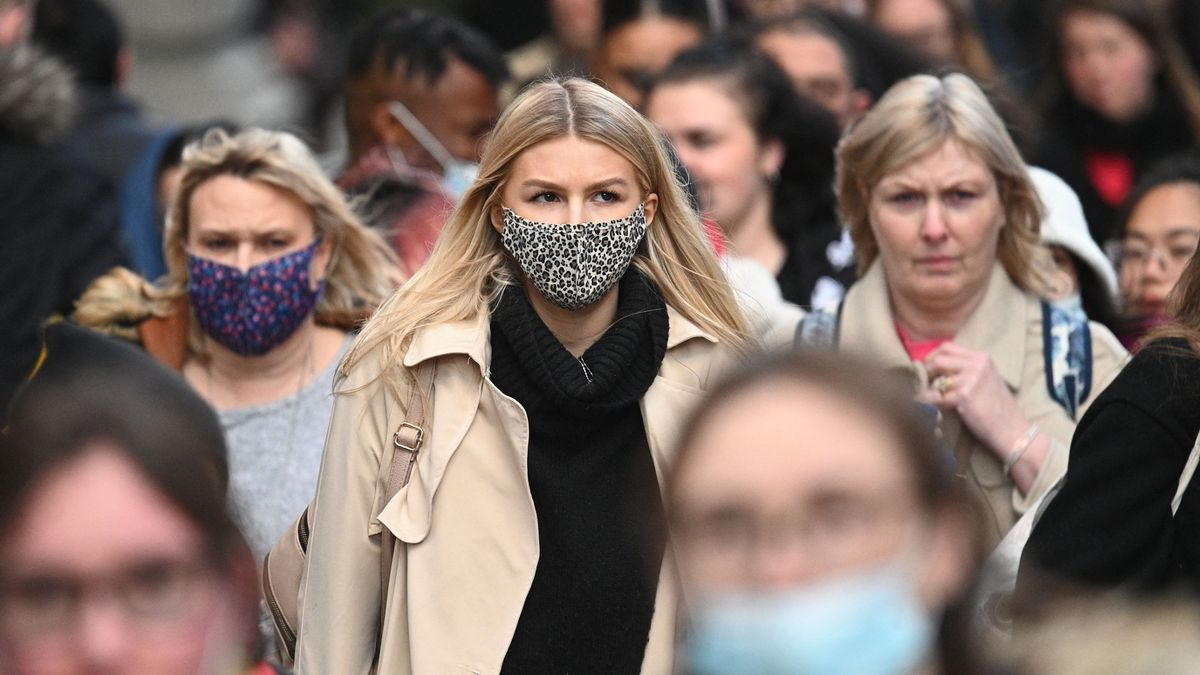 DailyMirror's tweet photo. Brits urged to wear face masks again as Arcturus Covid strain spreads across UK

https://t.co/OIvV2QXNfx https://t.co/4oT6G8fkd5