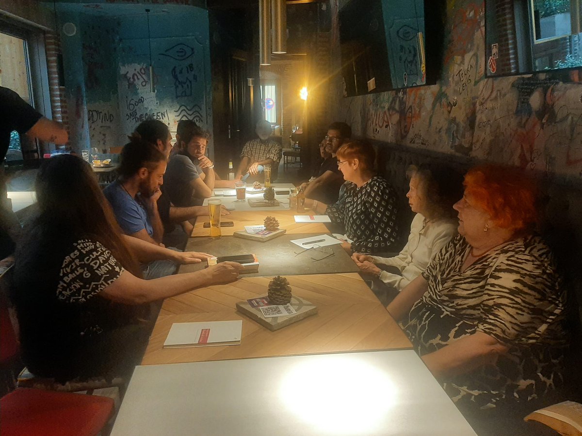 La primera cita del #ClubdeLecturaPoética superó con creces todas nuestras expectativas, así que no podemos estar más contentos. Gracias a todos los que os acercastéis, fue una velada de lo más entrañable. Y recordad que el jueves, 25 de mayo, tendrá lugar el segundo encuentro 📚