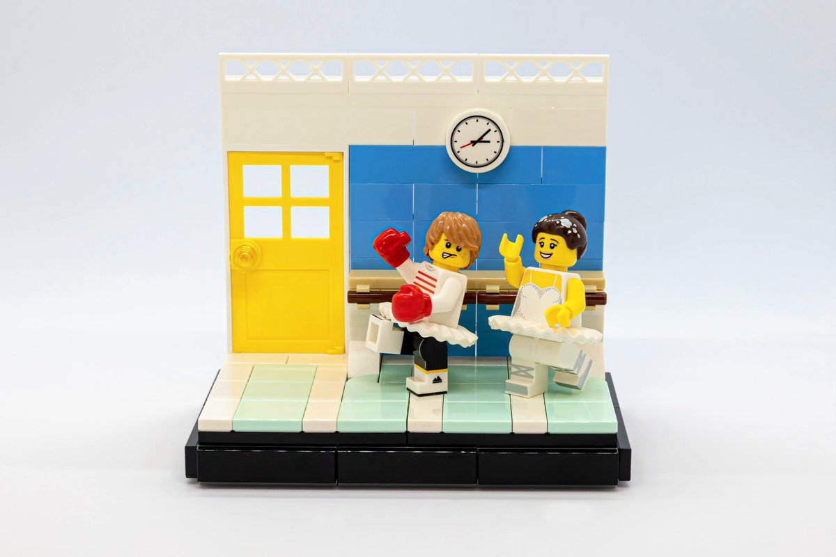 LegoPolka's tweet image. ビリー・エリオットの概念を
ちょっとアップデート。

かわいい配色にしようと思ったけど、
床の色で詰まってしまったので、
やっぱり舞台と同じシックな配色に
しようかなぁと改めて計算中🤔

今の私8×12のサイズ感が好きだなぁ。
そしてこのフィグたち可愛すぎ！
#BillyElliot #LEGO
