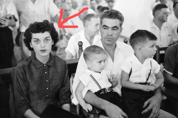 AhmadFaezal4's tweet photo. Kenapa Penting Kita Kena Tahu Pasal Nasib Emmett Till

Ketika korang tidur semalam, Carolyn Bryant meninggal dunia. Ramai kat Amerika seronok bila dapat tahu. Ada yang siap berdoa harap dia masuk neraka.

Apa hal? Apa benda dia dah buat? Jom baca.