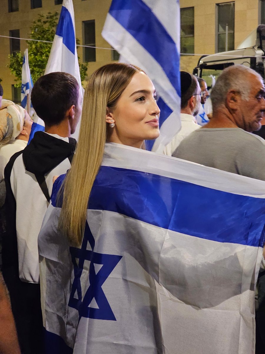 YaelZien's tweet photo. אז אתמול לראשונה בחיי,
השתתפתי בהפגנה שהיתה חשובה לי מאוד! רק בגלל הסכנה הממשית והמלחמה 
על "זהות המ��ינה היהודית" הגיעו איתי קבוצת חברים חלקם מהשמאל שאמרו לי, מרגישים שזו הפגנה אחרת, זו צעקה על רמיסת הדת והיהדות. וזה קורע ועצוב שהגענו למצב הזה. הגיע הזמן לשלום >> https://t.co/OWfUGJXuK7