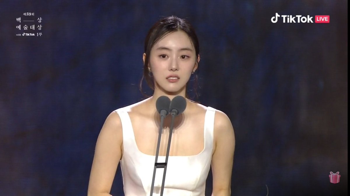 Koreamuse's tweet photo. Best supporting actress (film) - Park Sewan (6/45)

#59thBaeksangArtsAwards
#BaeksangArtsAwards2023 https://t.co/ua1hspkPzH