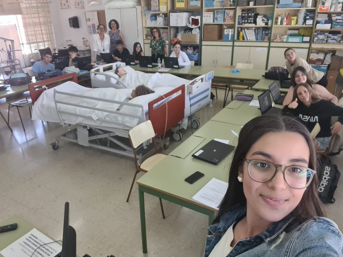 IESSanAlvaro's tweet photo. El alumnado de 1*CAE ha realizado un taller que forma parte de un proyecto del IMDEEC desarrollado por la Fundación Emocionarte Improving Talent del Grupo BCMGestionArte
Su objetivo es fomentar competencias personales, prelaborales y habilidades digitales a jóvenes de 16-29 años https://t.co/CXXlfm06ea