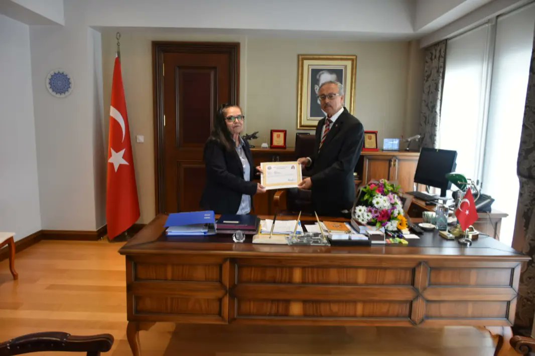 Yazı İşleri Müdürümüz Handan ÇOLAK'ın emekli olması nedeni ile İlçemizin Kurum Amirleri ve Kaymakamımız A.Selim PARLAR vedalaştılar.