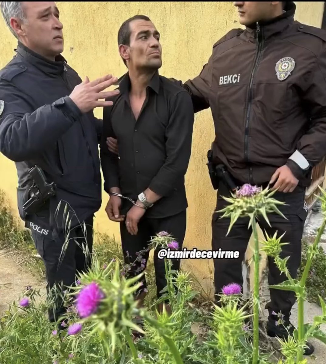 Bu ortada duran İzmir’de köpeğe işkence eden varlık şunu unutmayın ki bunun sonraki hedefi kadınlarımız ve çocuklarımız olacak.Sokakları güvenli hale getirmek istiyorsak köpekleri sokaktan toplayarak değil, bunları sokaklardan toplamamız gerekiyor.
#SokakHayvanlarıSahipsizDeğil